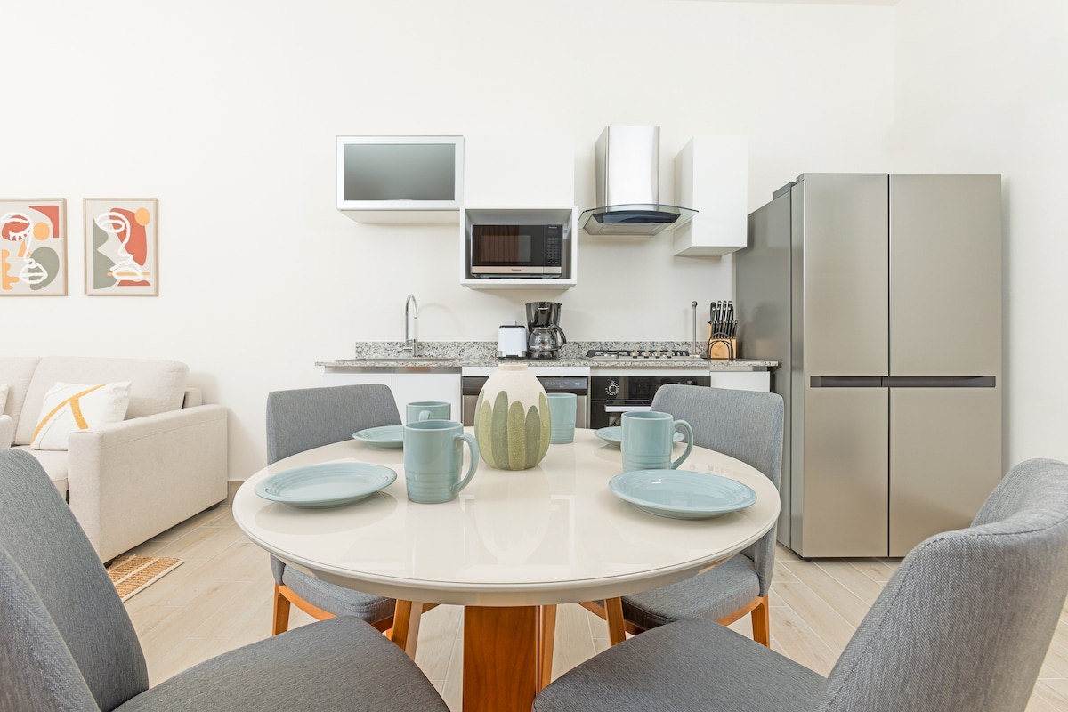 Full kitchen and dining area in Penthouse 900-7