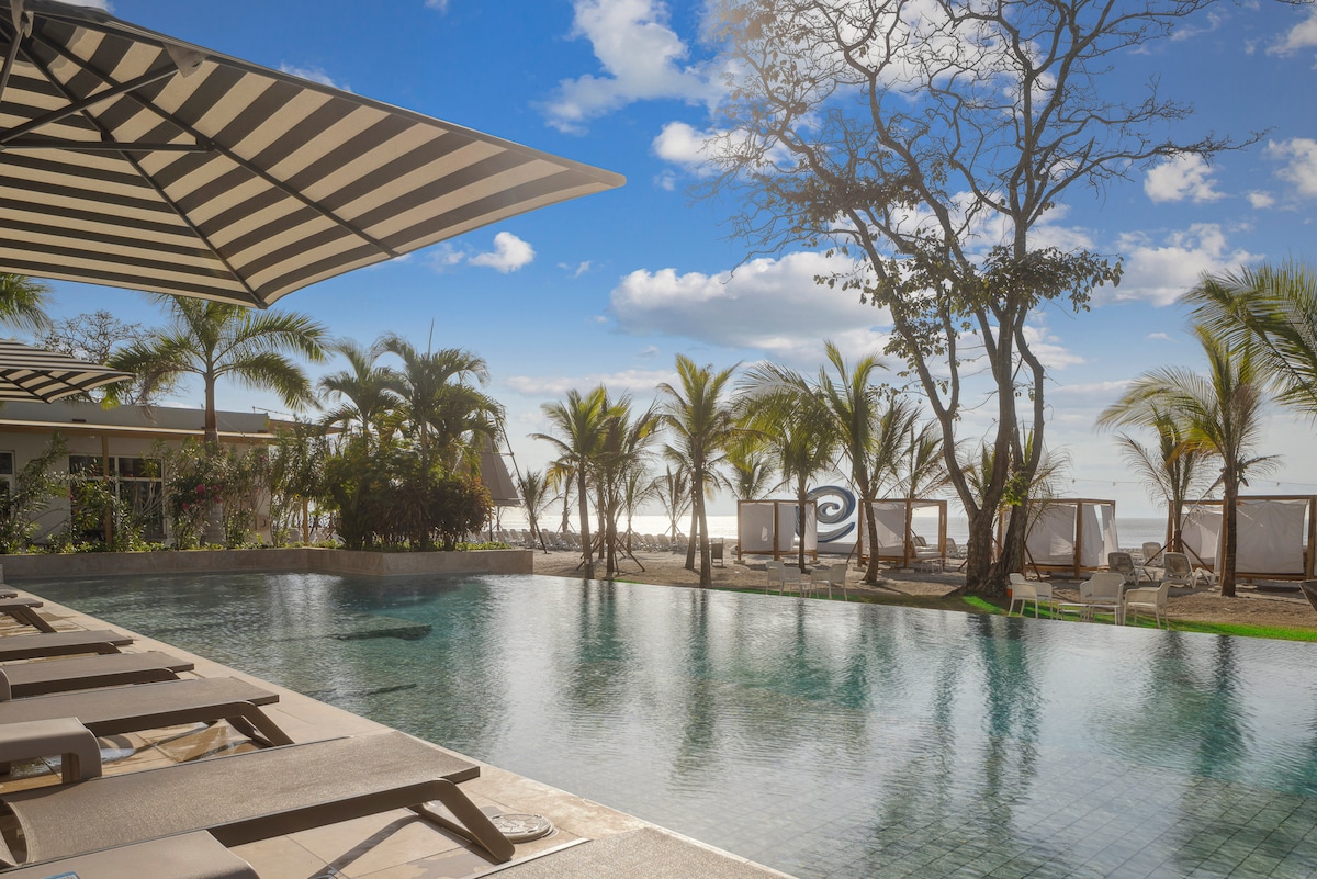Infinity pool overlooking the beachfront at Playa Caracol